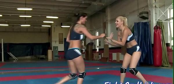  Wrestling lezzies queening each other
